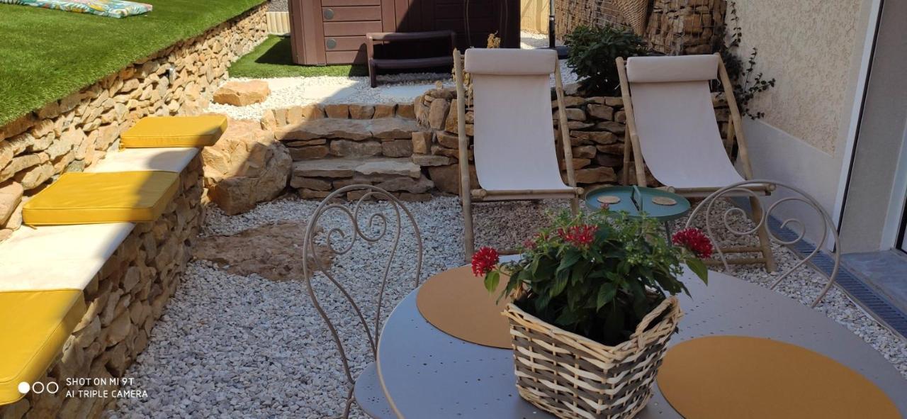 Panossas Campagne Et Jacuzzi ... C'Est Cosy Le Bumble Bee !ヴィラ エクステリア 写真